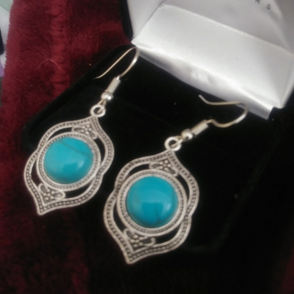 Silver  earrings . - Picture 2 of 2